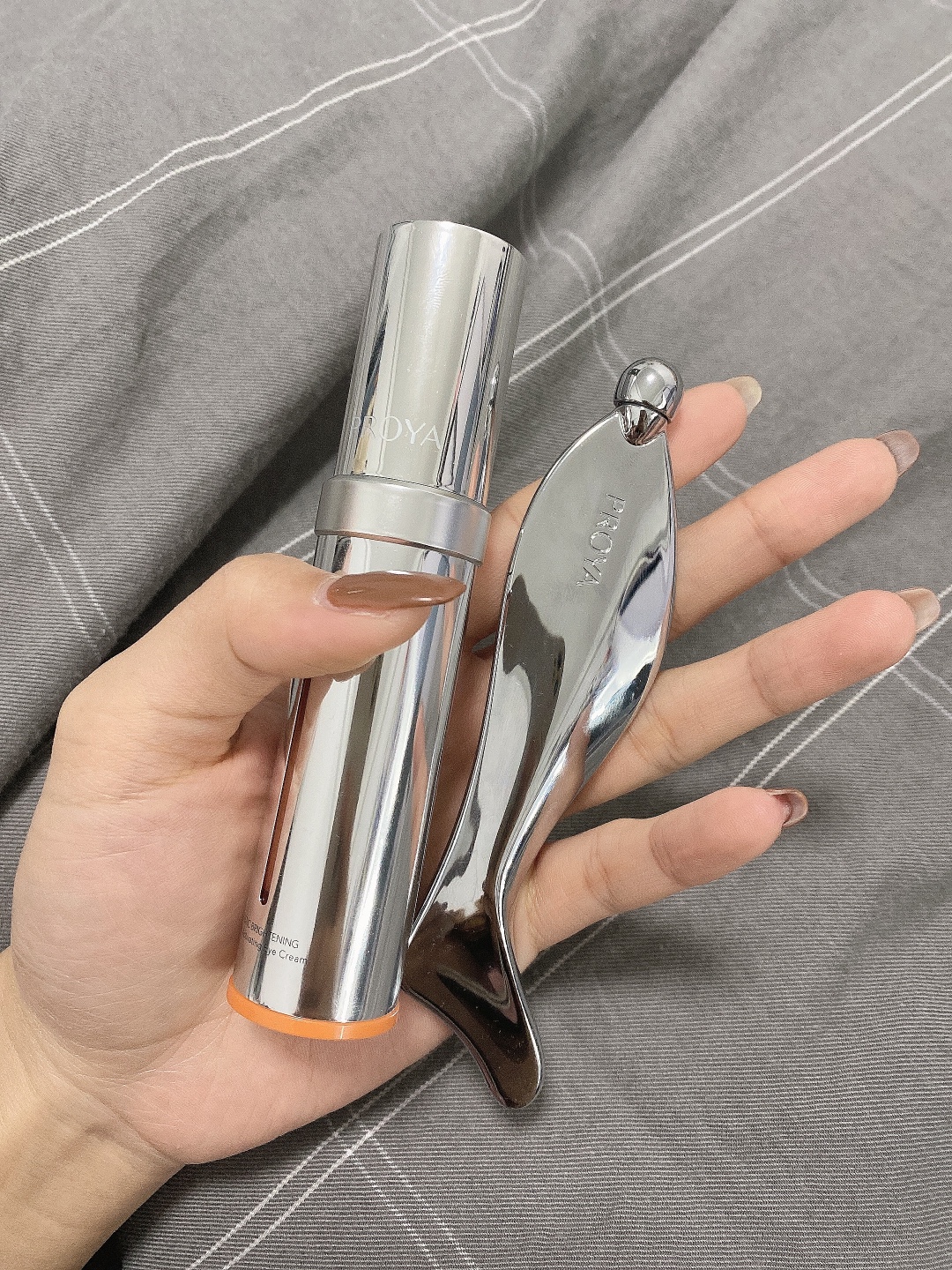 眼霜—Kerrykerry宝贝收到了 ，刚用肌肤嘟噜嘟噜的喝水  ，用完之后脸明显变白了 ，很喜欢